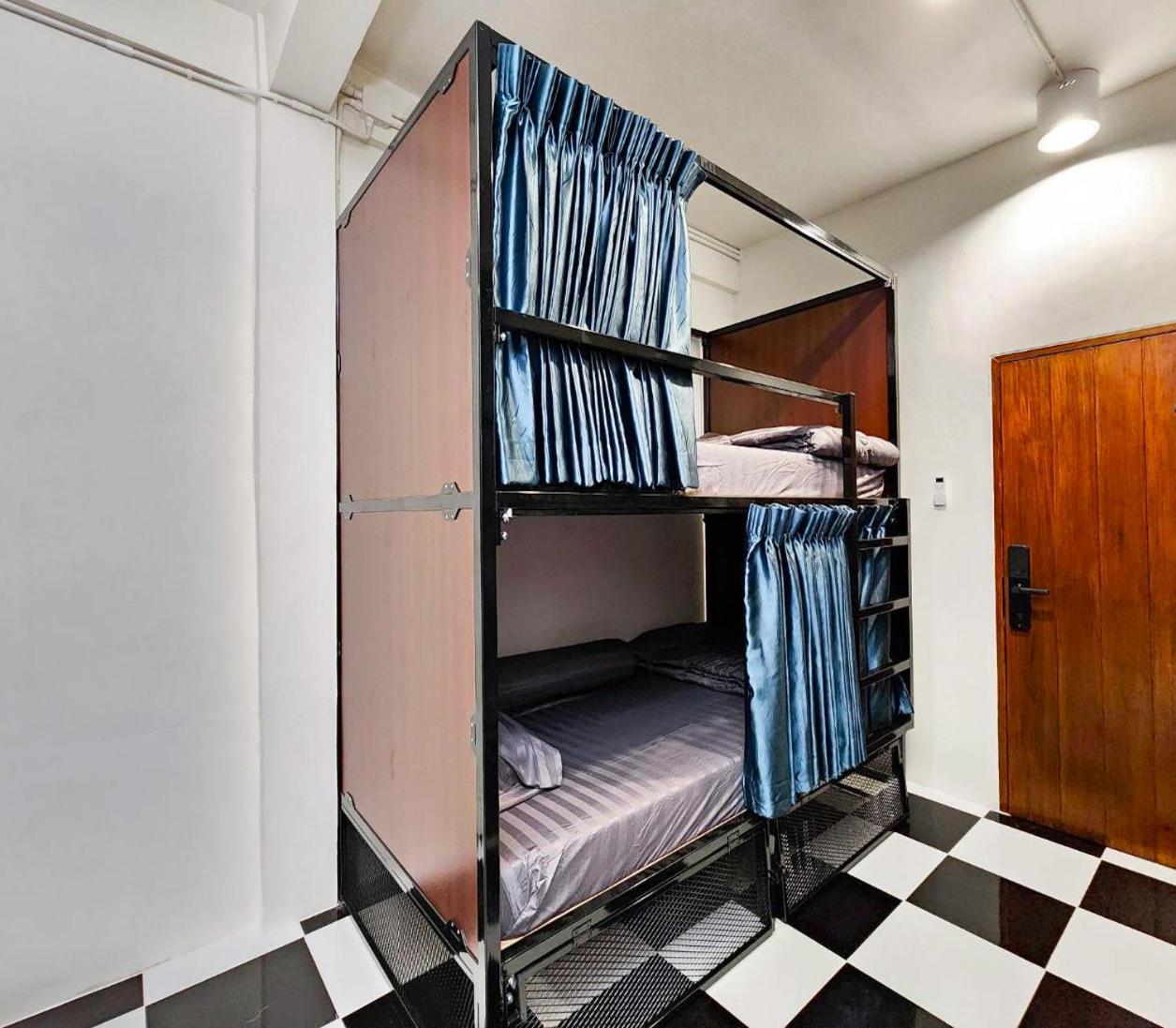 Noir Cafe And Hostel Chinatown Bangkok Rom bilde